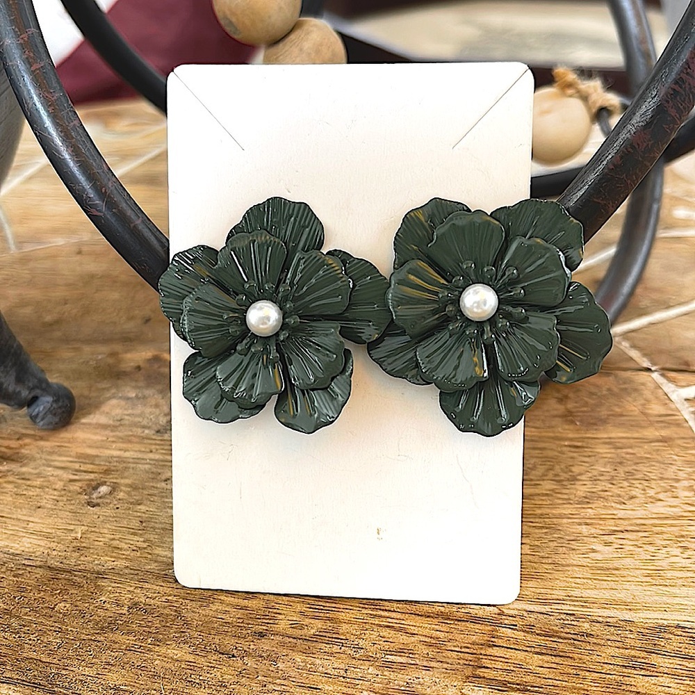 Adorable gray Pearl flower earrings